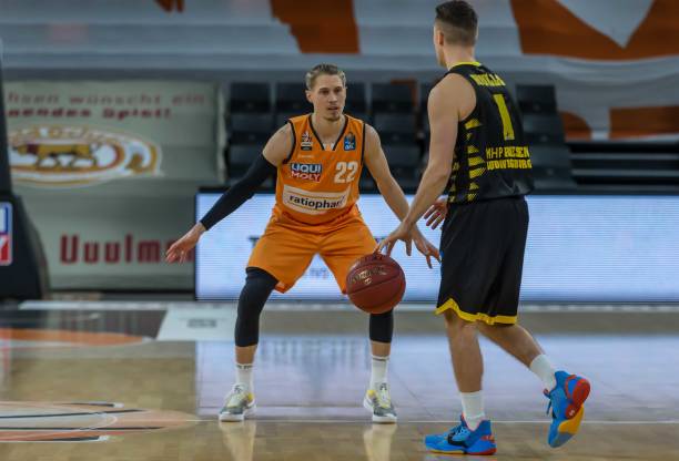 CBA总决赛-辽宁客场力克新疆 连续三年夺得总冠军.